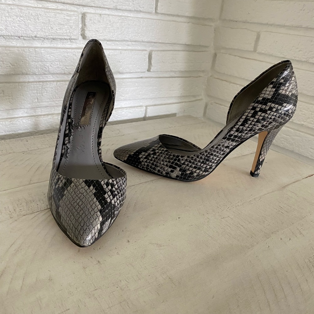 BCBGeneration pumps size 4.5 super cute! The insoles have peelings.